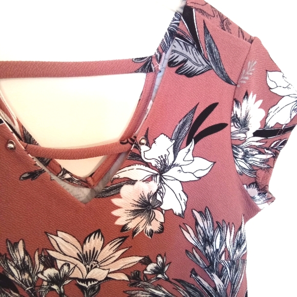 Spring Floral Knit Crepe V-Neckline Top - Picture 11 of 11